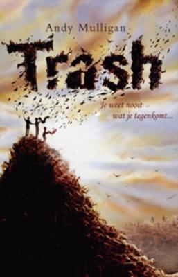 Cover van boek Trash: je weet nooit wat je tussen het afval vindt...