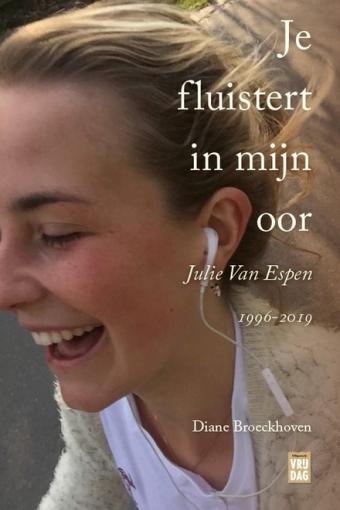 Cover van boek Je fluistert in mijn oor : het verhaal van Julie Van Espen 1996-2019