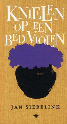 Cover van boek Knielen op een bed violen